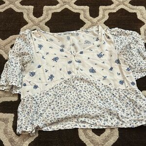 White/blue cropped shirt